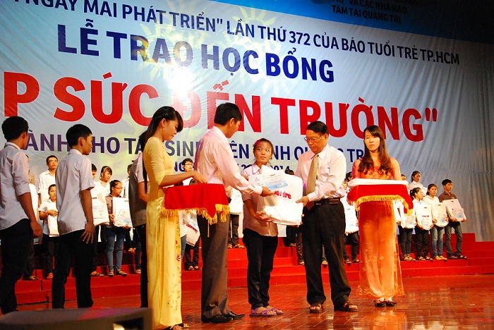 ប្រគល់អាហារូបករណ៍ចំនួន១៥០០ចំណែកជូននិស្សិតថ្មី